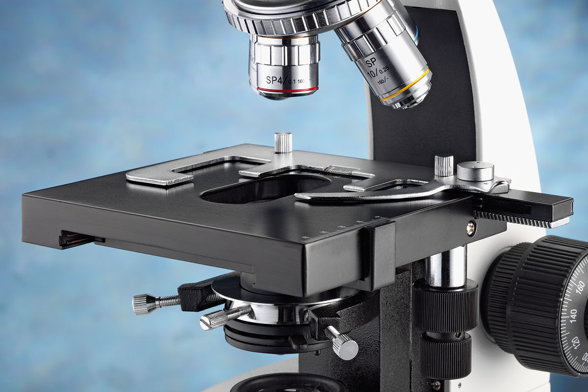 Mikroskop szkolny do pracowni biologicznej ze stolikiem krzyżowym