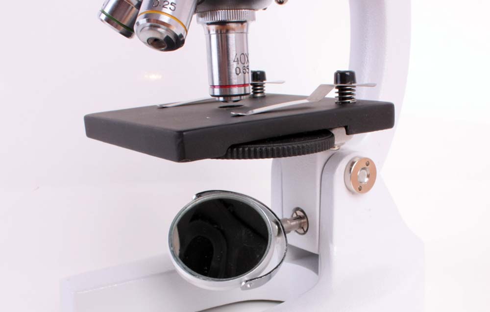 Mikroskop optyczny wyposażony w stolik i lusterko