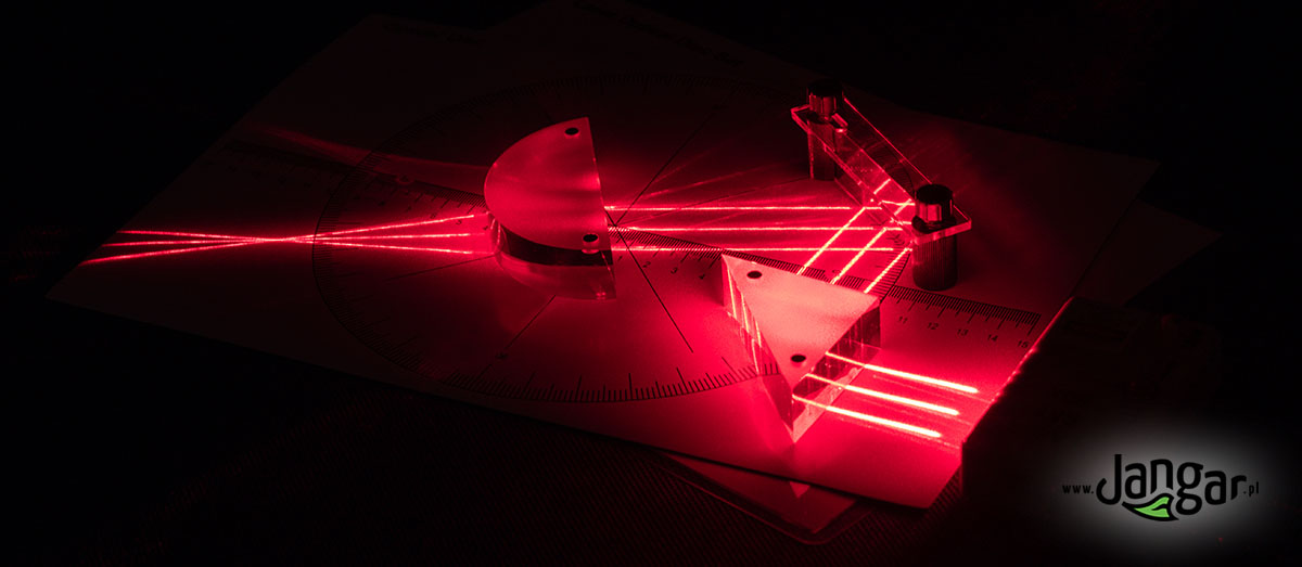 Załamanie światła w pryzmacie - zestaw demonstracyjny do optyki geometrycznej z laserem diodowym